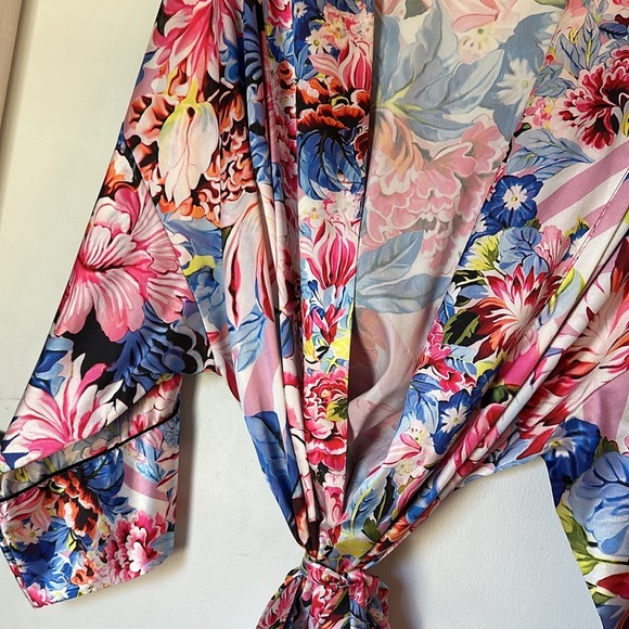 Victoria’s Secret x Mary Katrantzou M/L Satin Robe - Picture 4 of 6